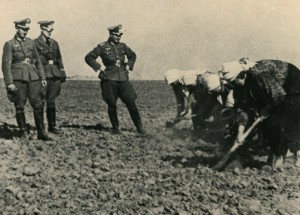 Niemieccy żołnierze pilnują polskie robotnice przymusowe