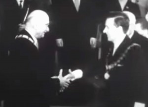 Akwizgran , R. Schuman odbiera nagrodę Karola Wielkiego