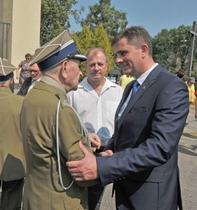 Prezydent Skierniewic Krzysztof Jażdżyk gratuluje kombatantom.