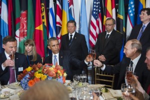 Tak wygląda zdjęćie oryginalne. Przy jednym stole siedzą i wznoszą toast prezydenci: Duda, Obama i Putin. Tego niemieckie media nie pokazały. Ciekawe dlaczego?